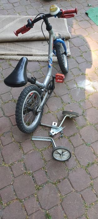 rower dziecięcy B Twin 12 cali kółka dodatkowe