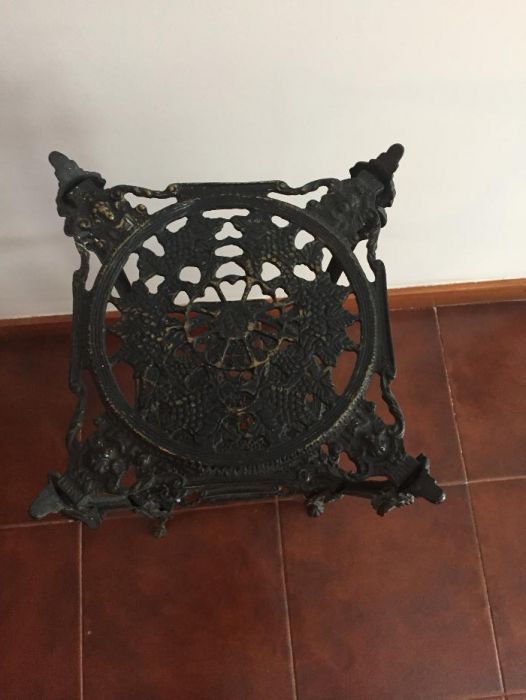 Coluna decorativa em ferro, trabalhado à mão