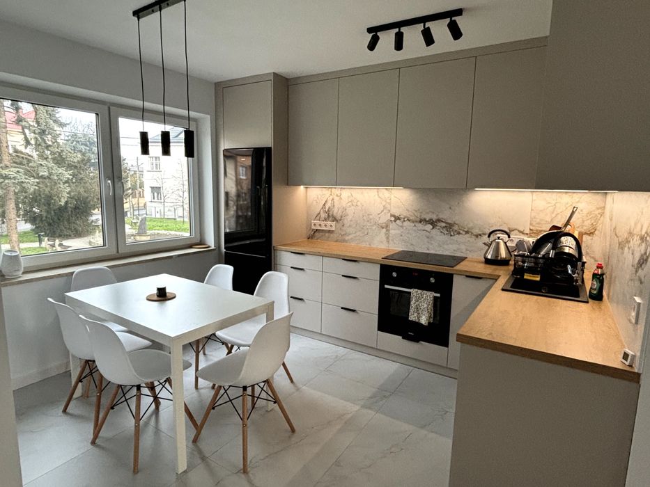 Nowe mieszkanie w centrum Bochni do wynajęcia z ogrodem i parkingiem