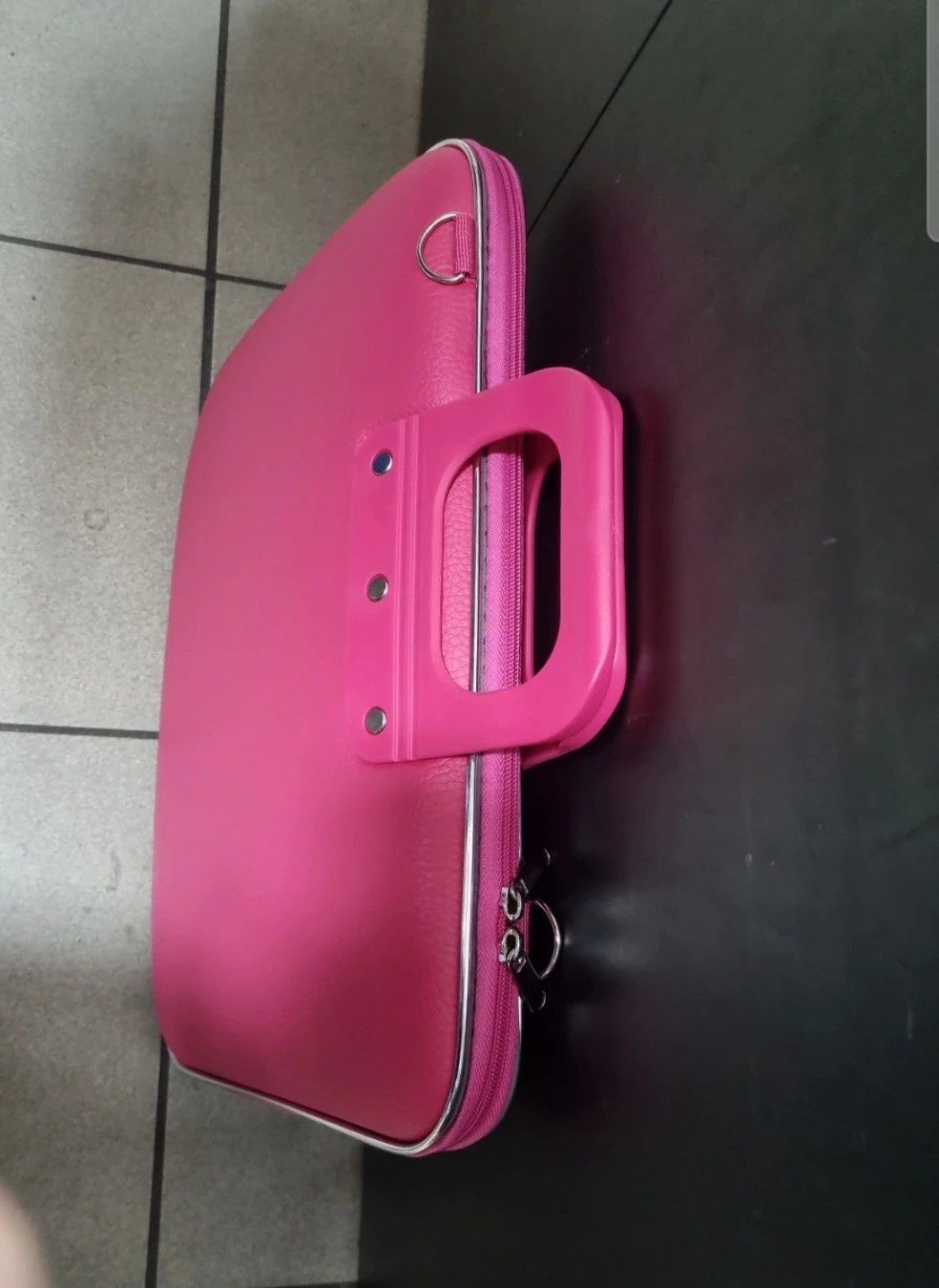 Różowa aktówka na dokumenty, laptop