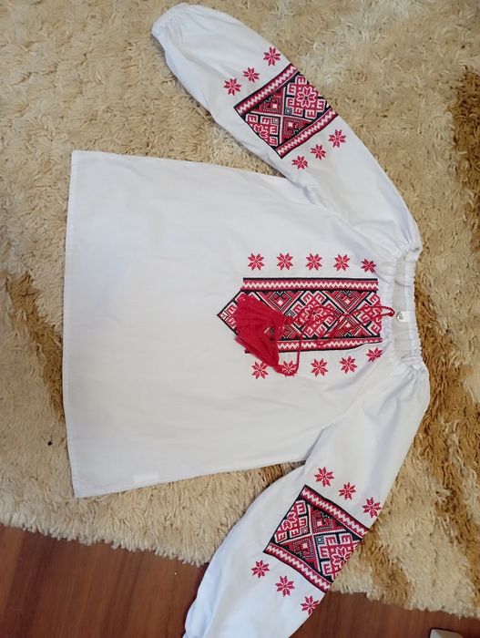 Продам вишиванку на дівчинку122- 128см