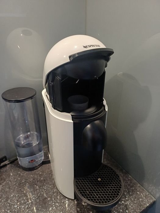 Máquina de Café Nespresso Vertuo em branco