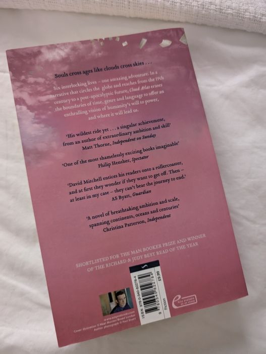 Livro Cloud Atlas de David Mitchell em inglês