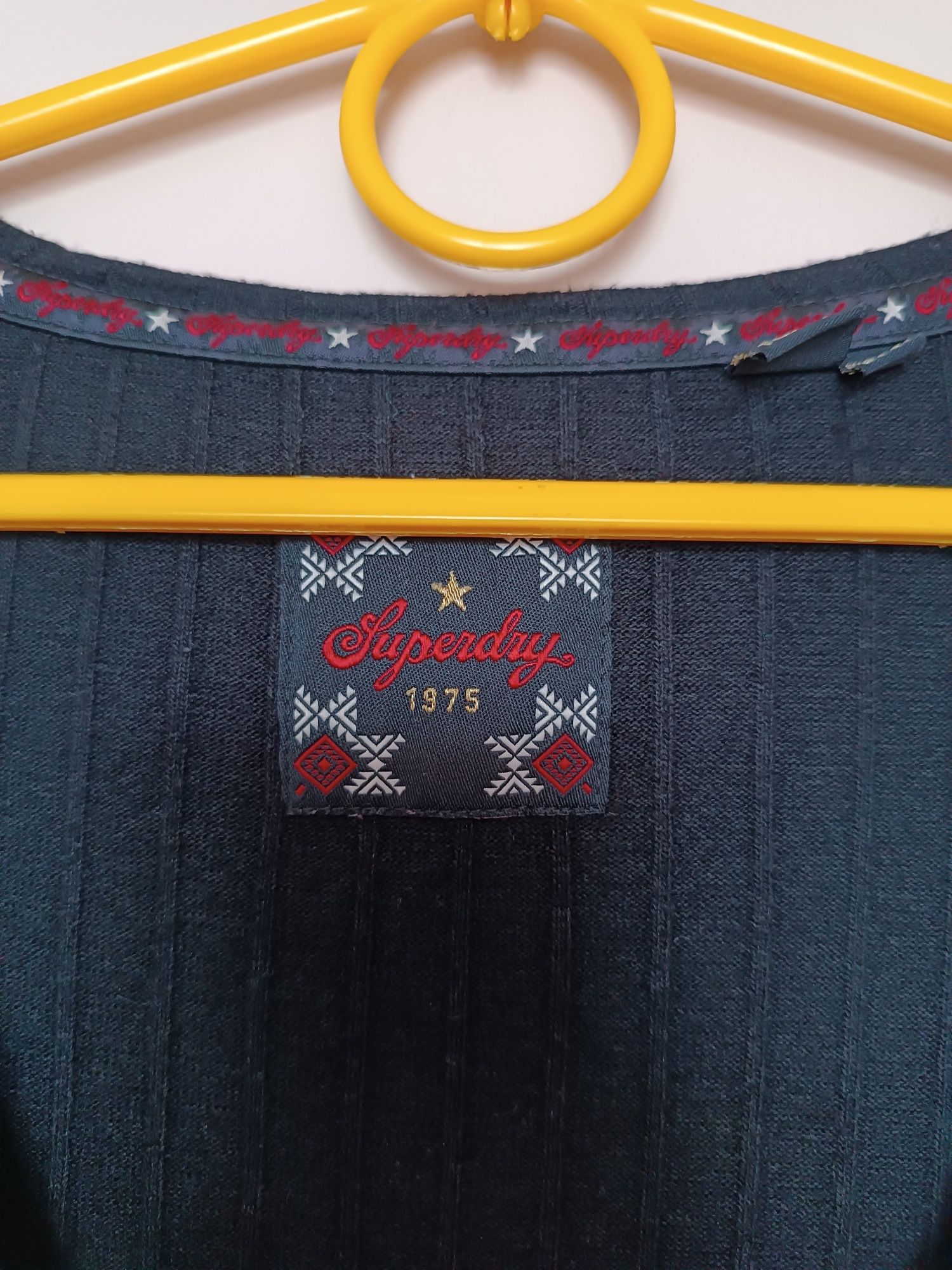 Czarna kopertowa sukienka Superdry