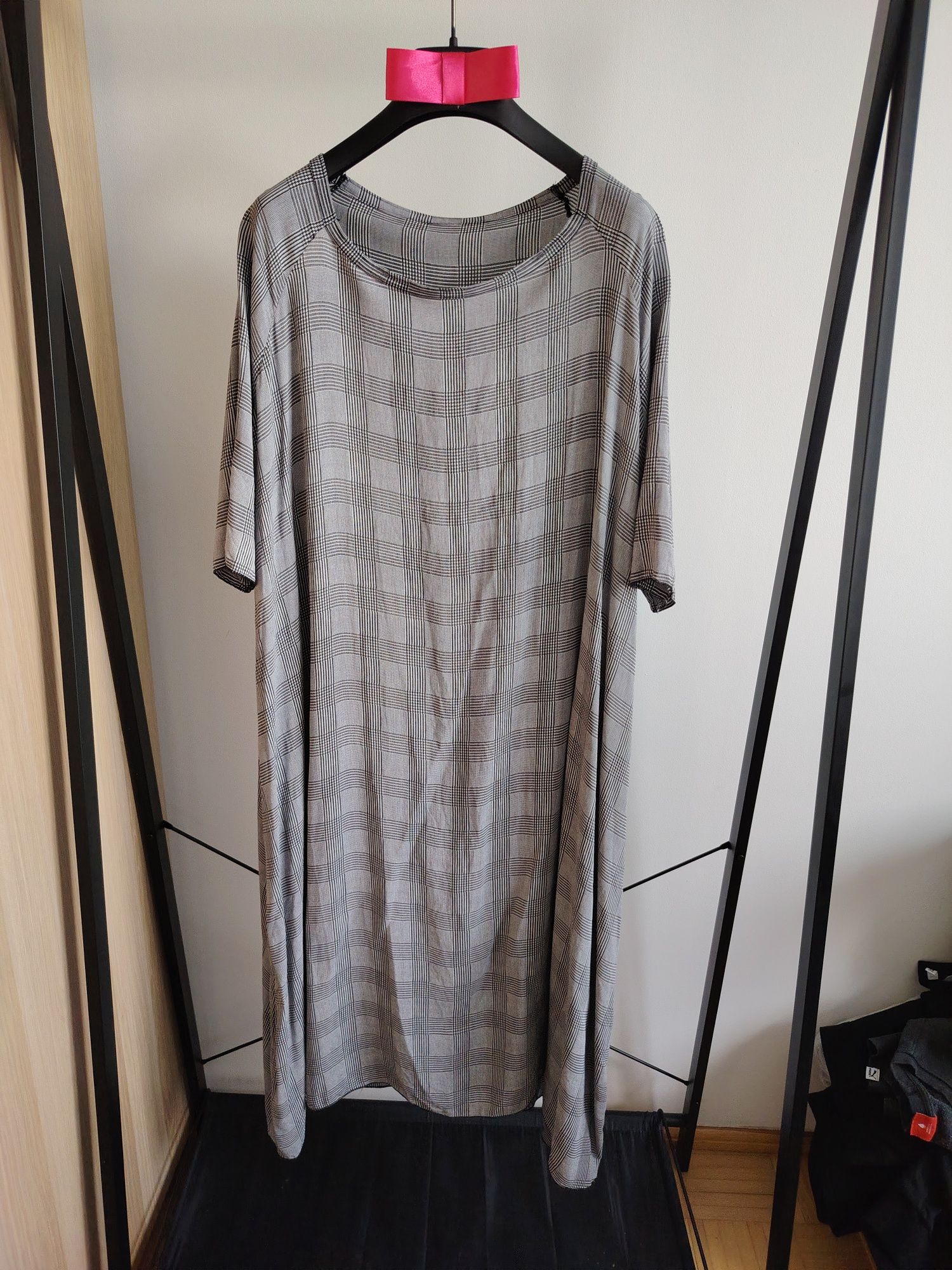 Szara sukienka damska midi krata plus size uni