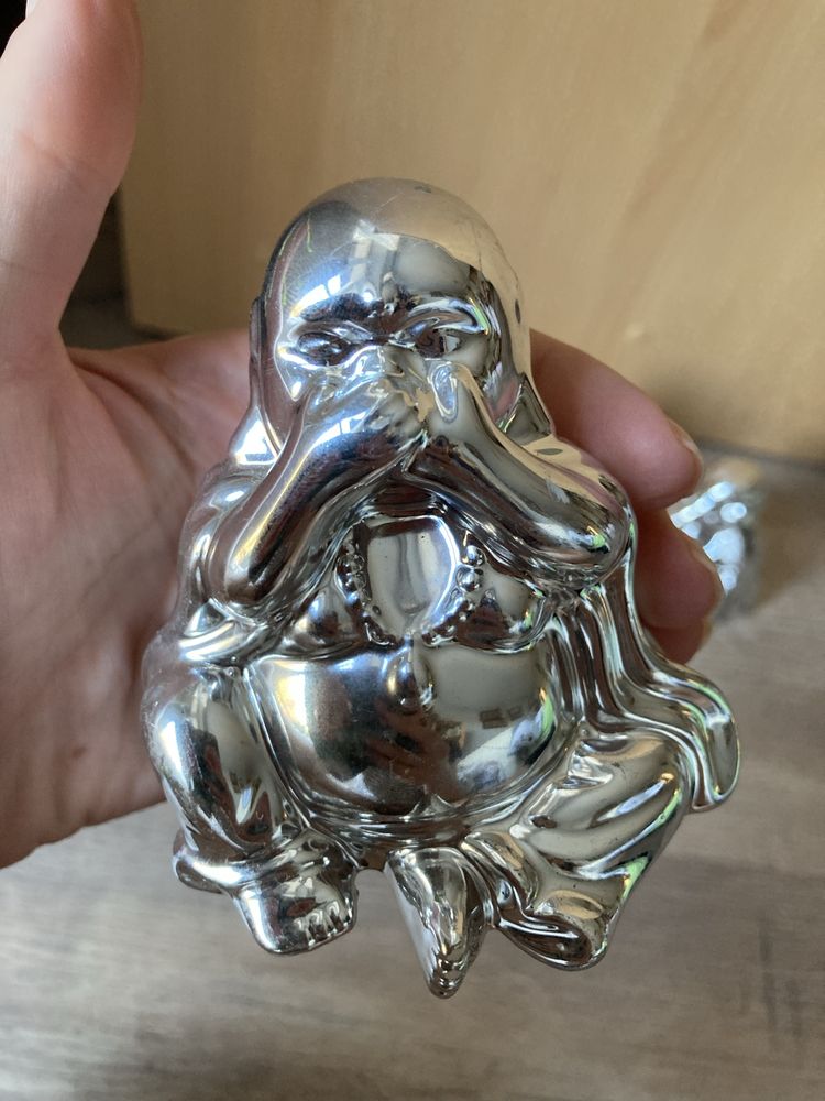 Trzy figurki buddy lustrzane ceramika wys. 8 cm.