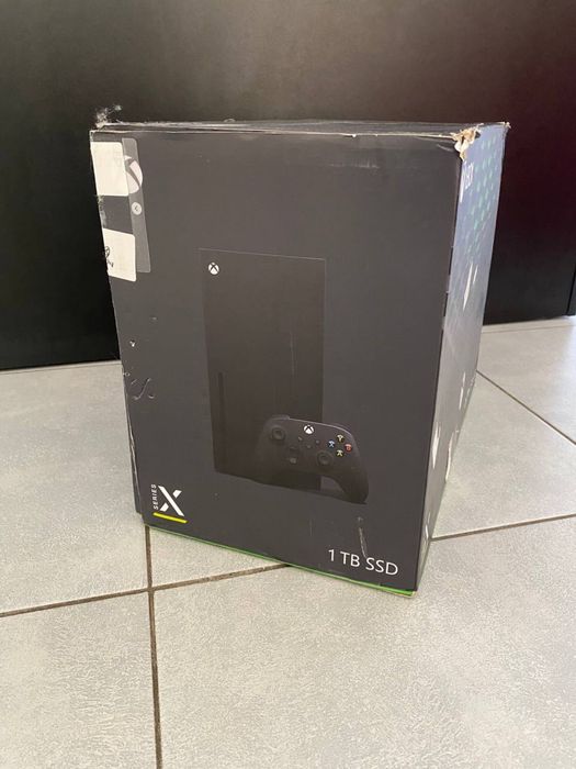 Продаю Б/У Xbox Series X в компреткі додатково ще один джойстик