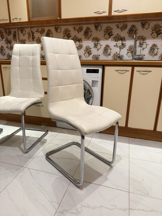 Стільці для кухні / білі м’які стільці / крісла зі спинкою