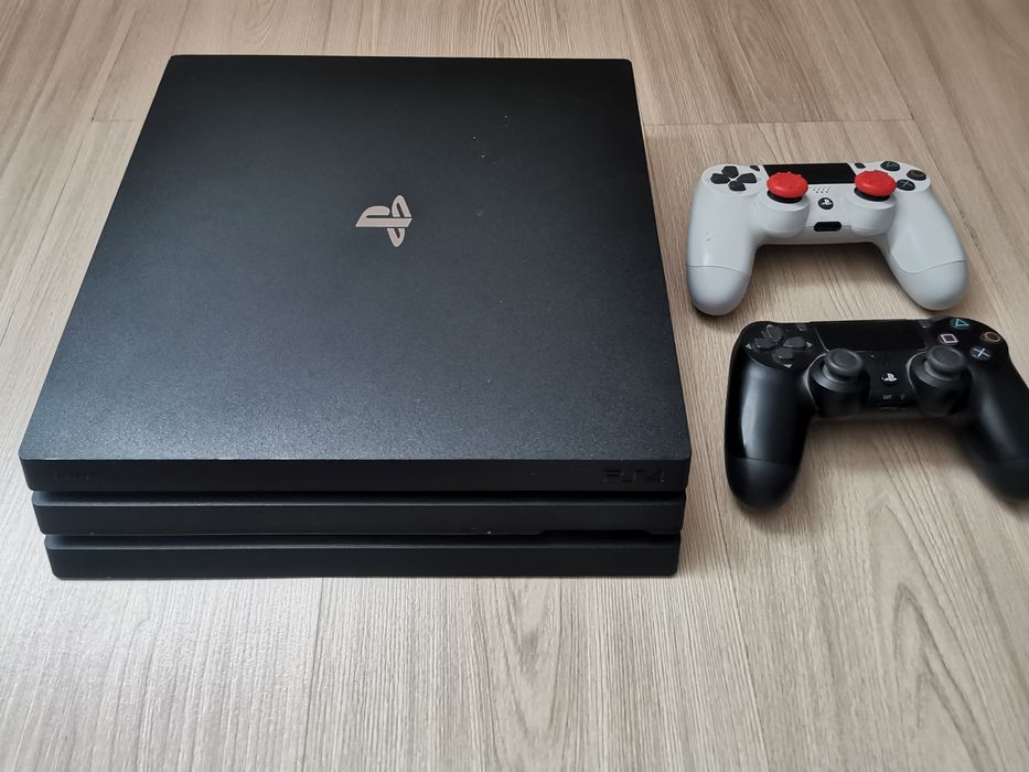 Konsola PS4 pro 1tb+ 2 pady, gry, myszka i klawiatura