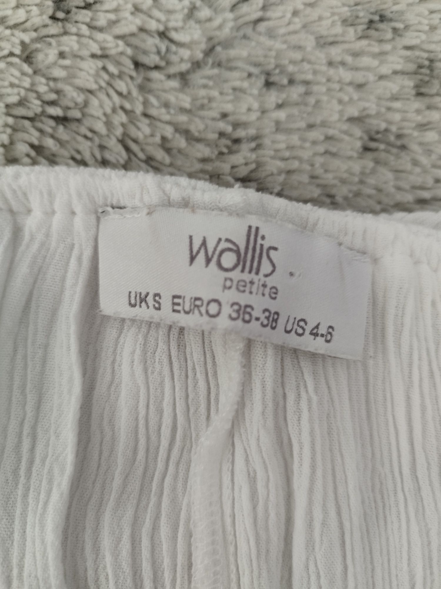 Śliczna koszulka hiszpanka Wallis Petite w rozmiarze M/L