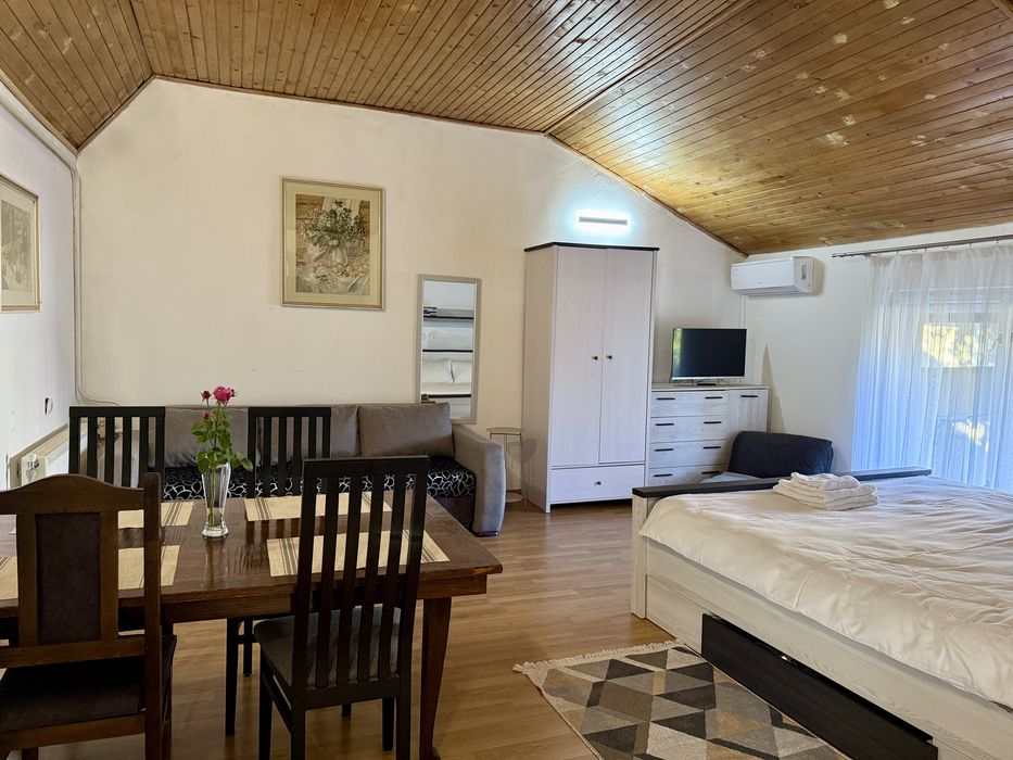 «Світло семи днів» — кв.-студія в центрі міста