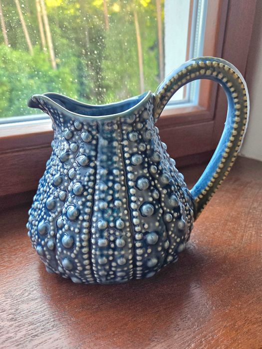 Ceramiczny niebieski dzbanek