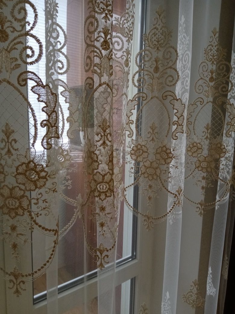 Гарна готова нова на тесьмі тюль з вишивкою, ширина 3 метра