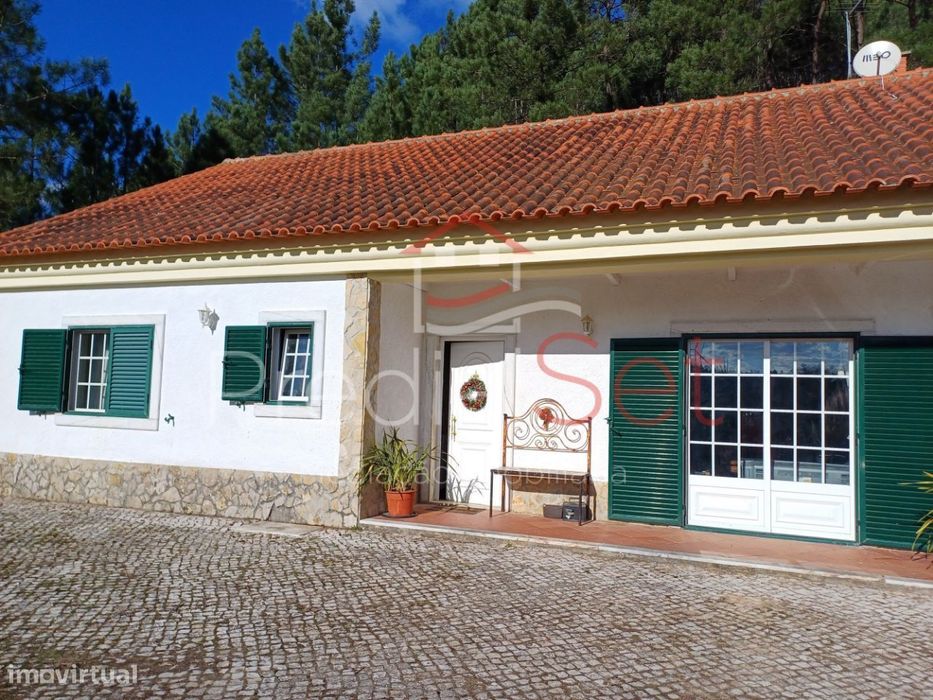 Terreno com Benfeitoria,Moradia isolada , Condomínio Privado em Loures