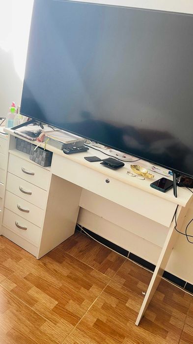 Escrivaninha em perfeito estado