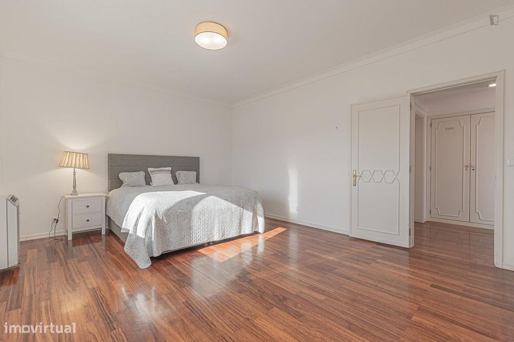 642156 - Quarto com cama de casal, com casa de...