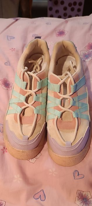 Damskie adidasy zamszowe