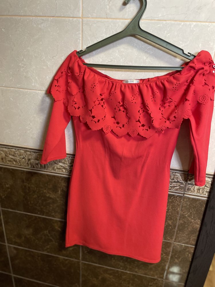 Червона коротка сукня