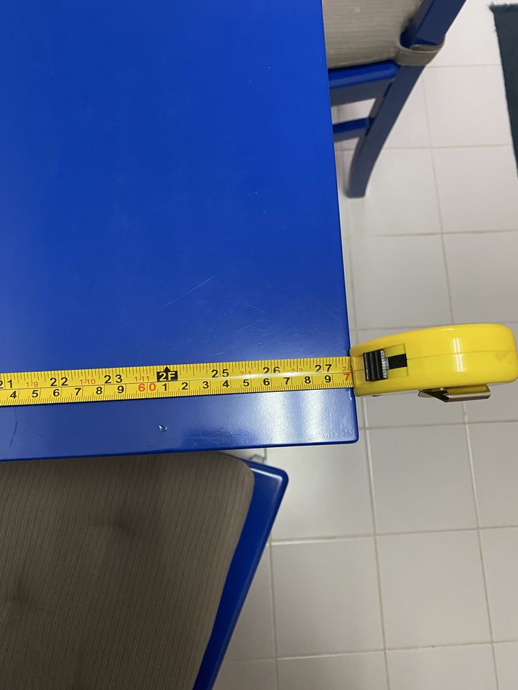 Mesa com quatro cadeiras