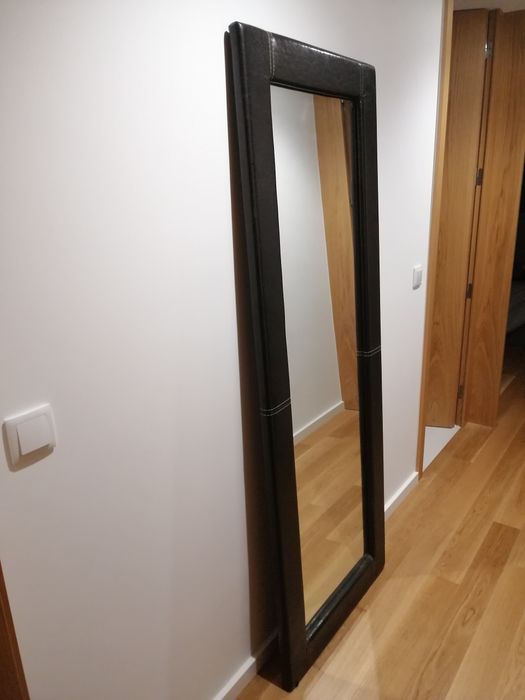 Espelho com moldura em pele