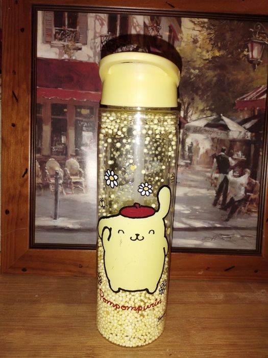 Пляшка для води з дизайном персонажа Sanrio на ім'я Pompompurin.