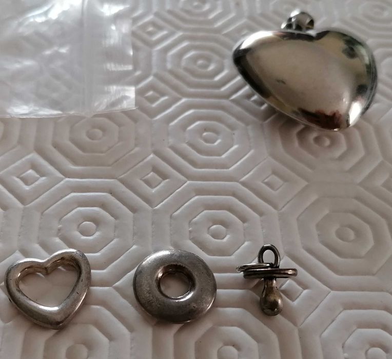 Brincos, pêndulos e medalhas, lote todo por 6€