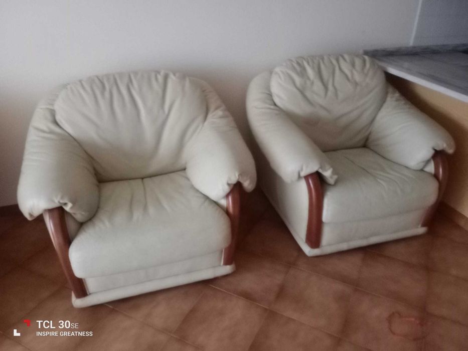 Sofás em pele brancos