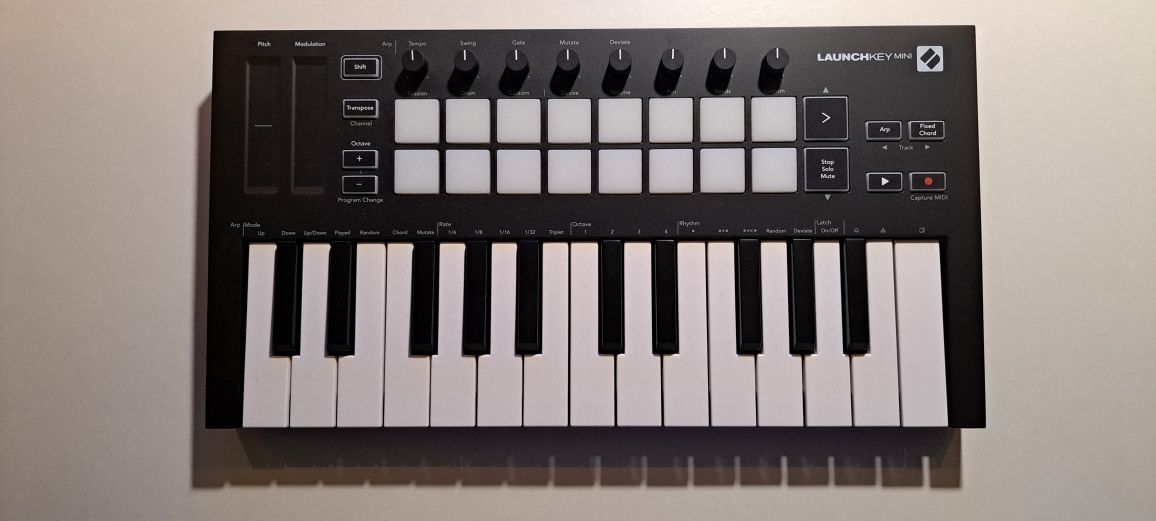 Controlador MIDI Novation Launchkey Mini MK3 (novo)