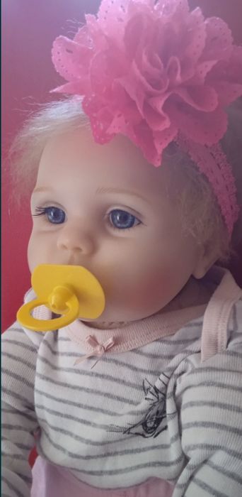 Duża lalka z maskotką typ reborn 55cm.