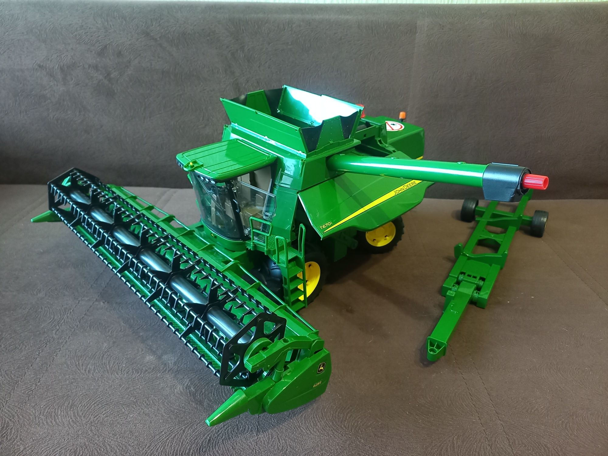 Комбайн John Deere T670i від Bruder (02132) масштаб 1:16