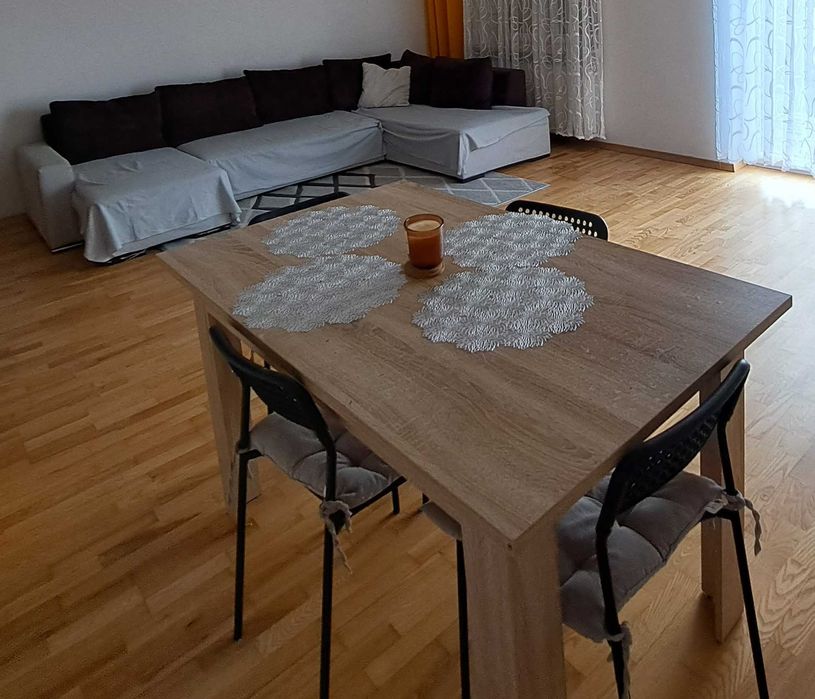 Stół z 4 krzesłami, gratis miękkie podkładki siedzeniowe.