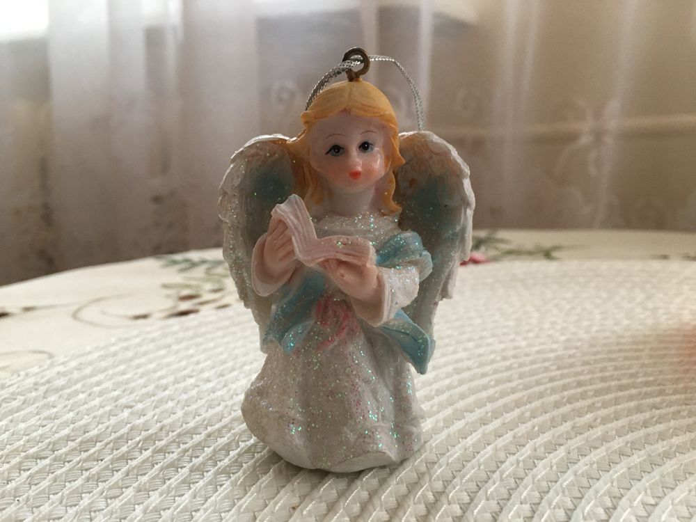 Figurka aniołka - aniołek czytający książkę