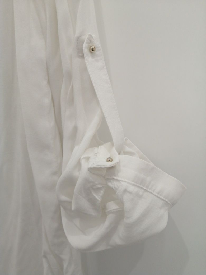 2 blusas bonitas, brancas e  novas