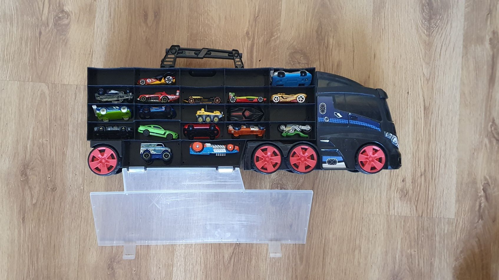 Samochody Hot wheels plus ciężarówka transportowa