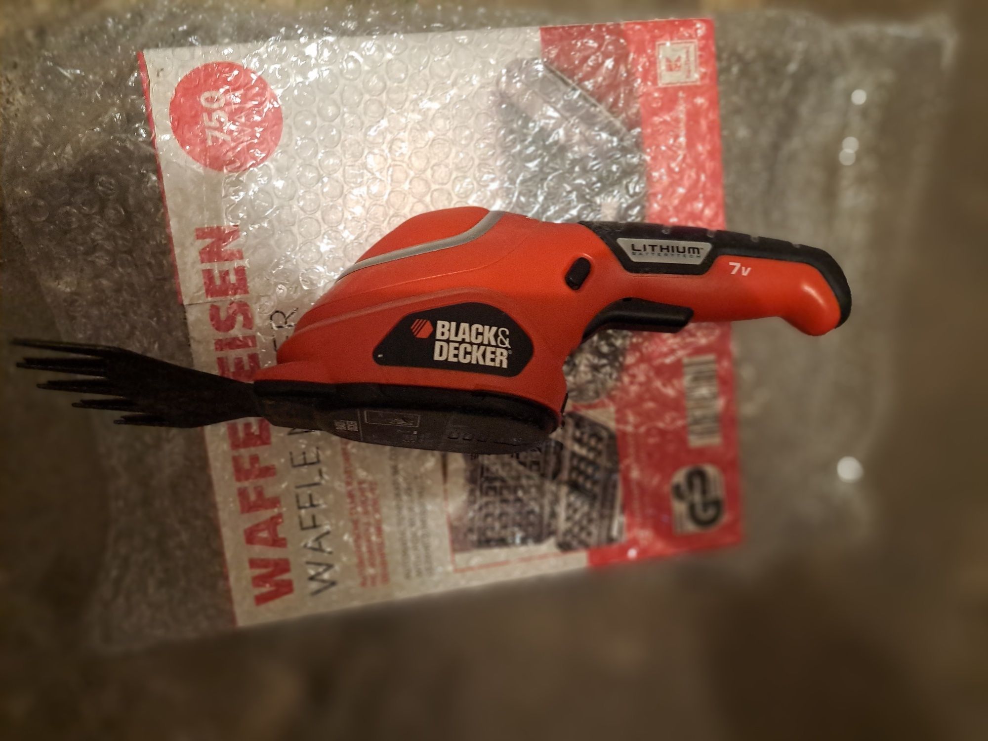 Nożyce elektryczne do żywopłotu i trawy Black and Decker