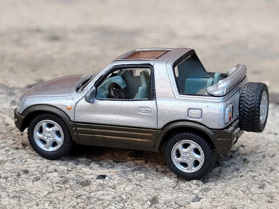 Kolekcja Toyota RAV4 modeli 1:72 makieta unikat hongwell