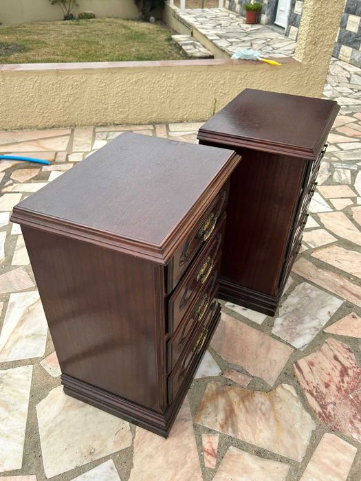 Uma cómoda et duas mesas de cabeceiras