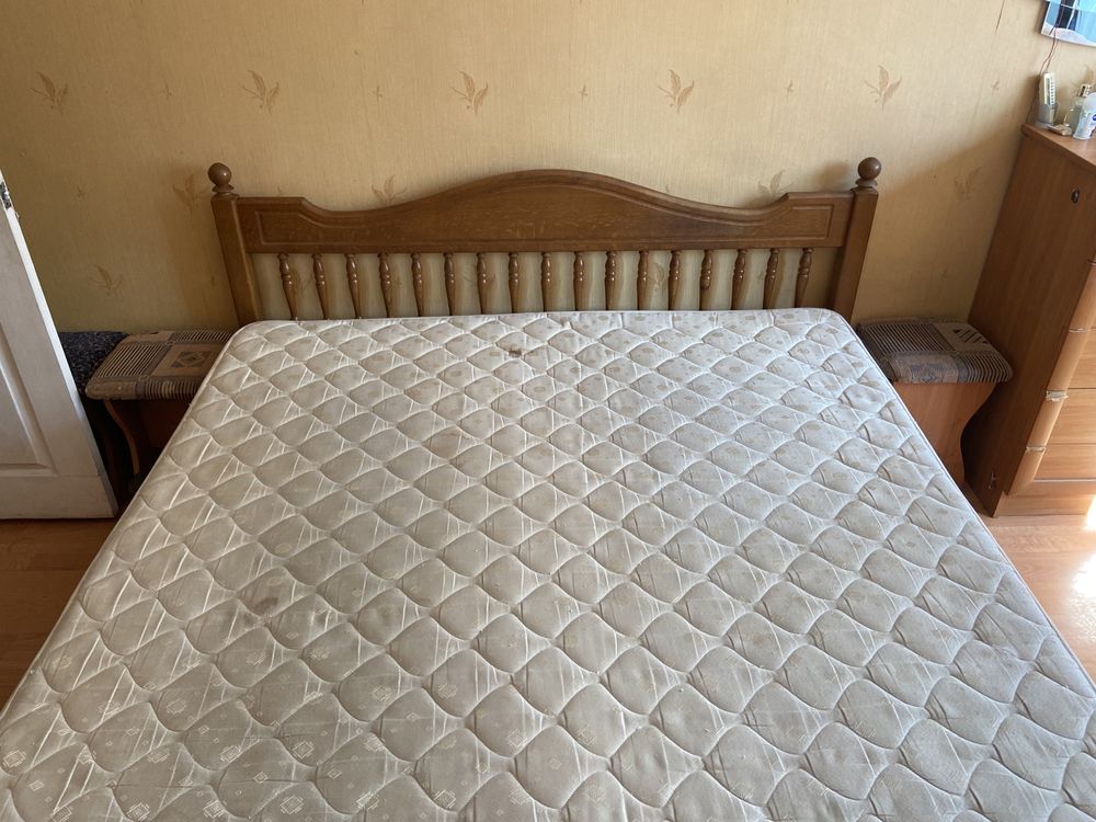 Дубовая кровать с матрасом