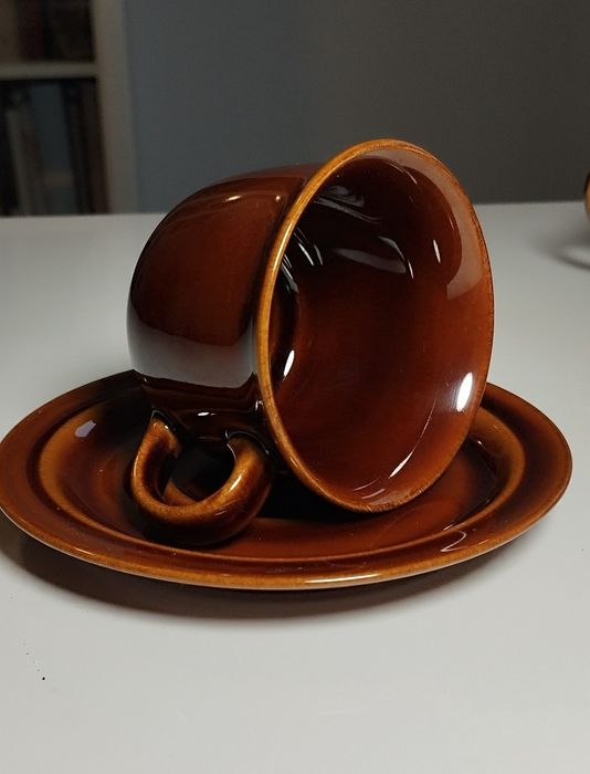 Filiżanki i spodki, brązowy porcelit, PRUSZKÓW