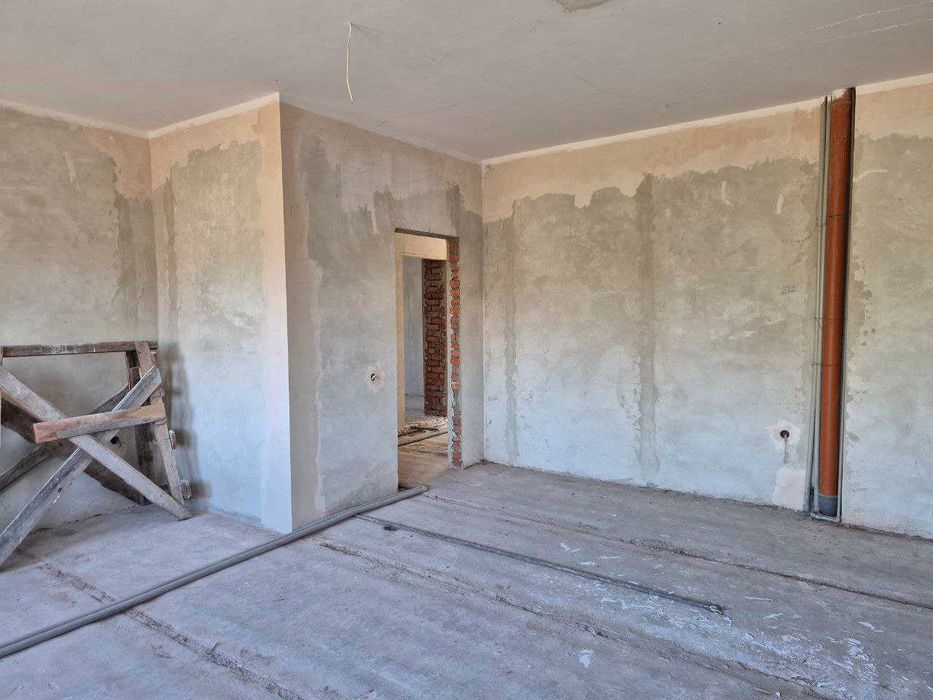 Продаж будинка з басейном