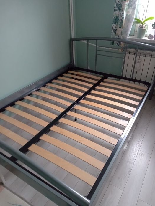 łóżko metalowe Valsted z Jyska 140x200