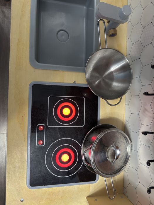 Кухня IKEA дитяча деревʼяна з посудом