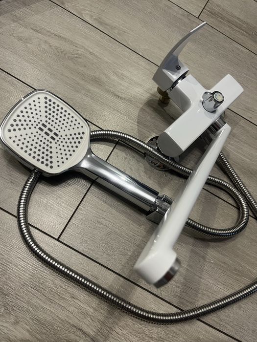 Сучасний змішувач Mixxus Euro для ванни, білий/хром, з лійкою