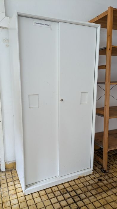 Armário de arrumação.