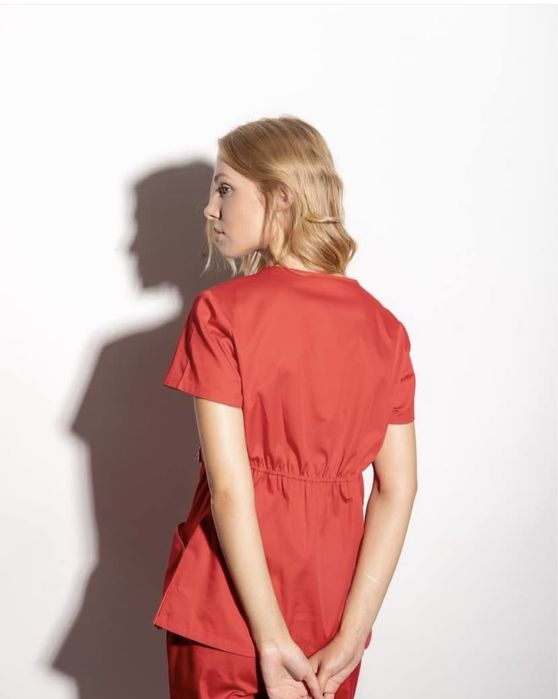 Жіночий медичний костюм