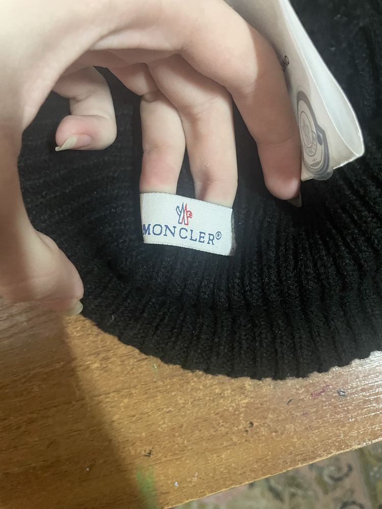 Шапка Moncler б/у