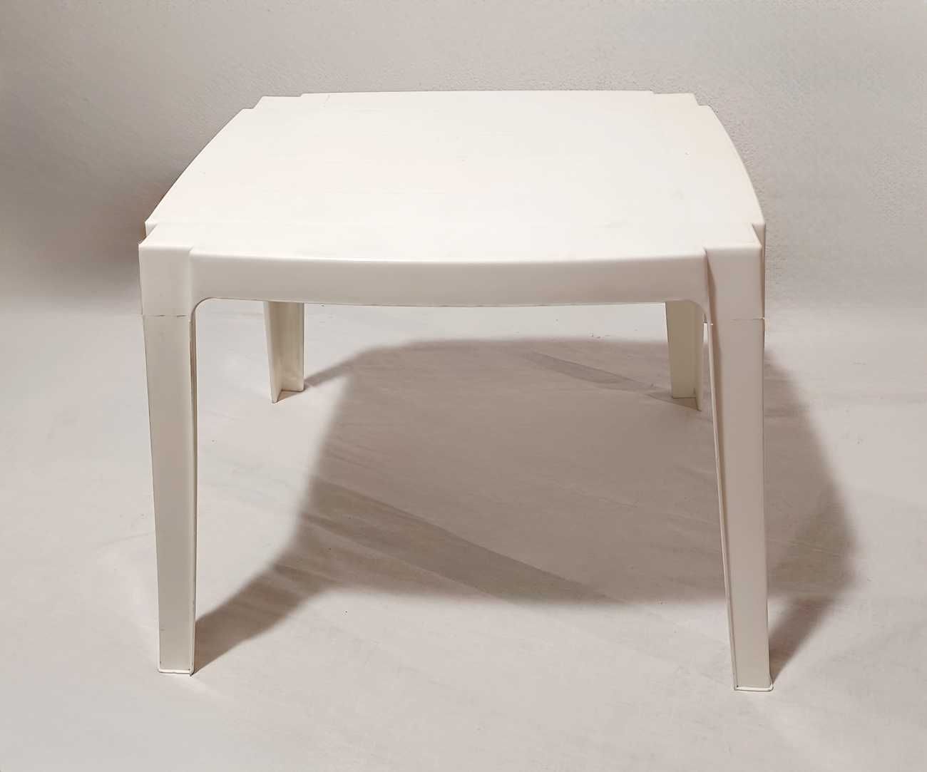 Mesa Pequena de Apoio em Plástico Branco