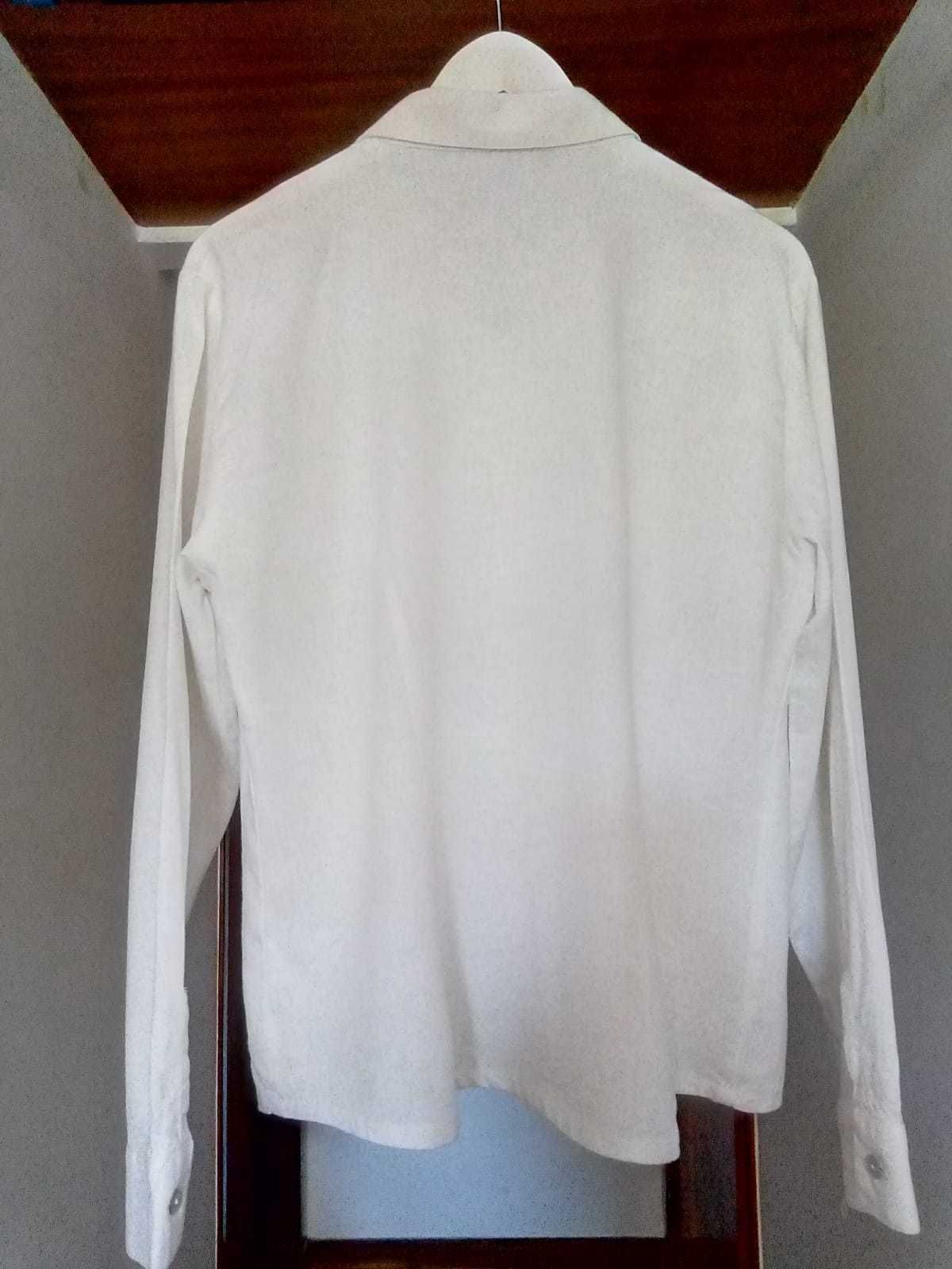 Camisa com linho e detalhe de bordado