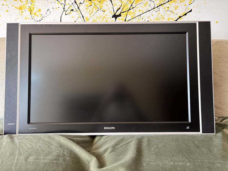 Tv Philips excelente imagem, excelente som com duas colunas frontais.