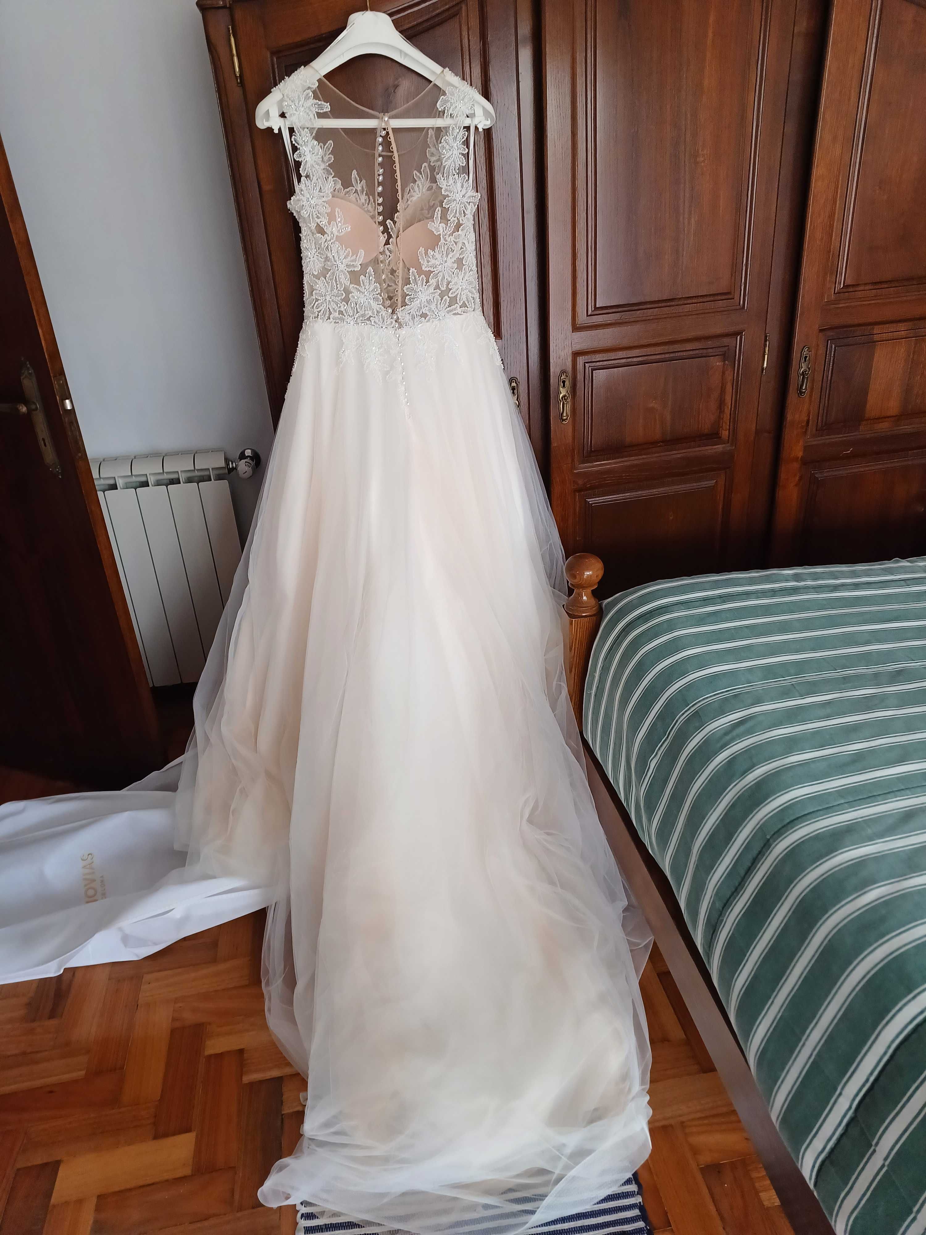 Vestido de noiva, saiote e véu novos | Pronovias